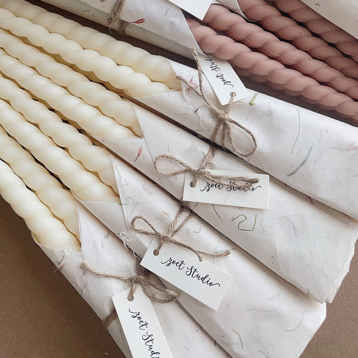 Ensemble de bougies torsadées