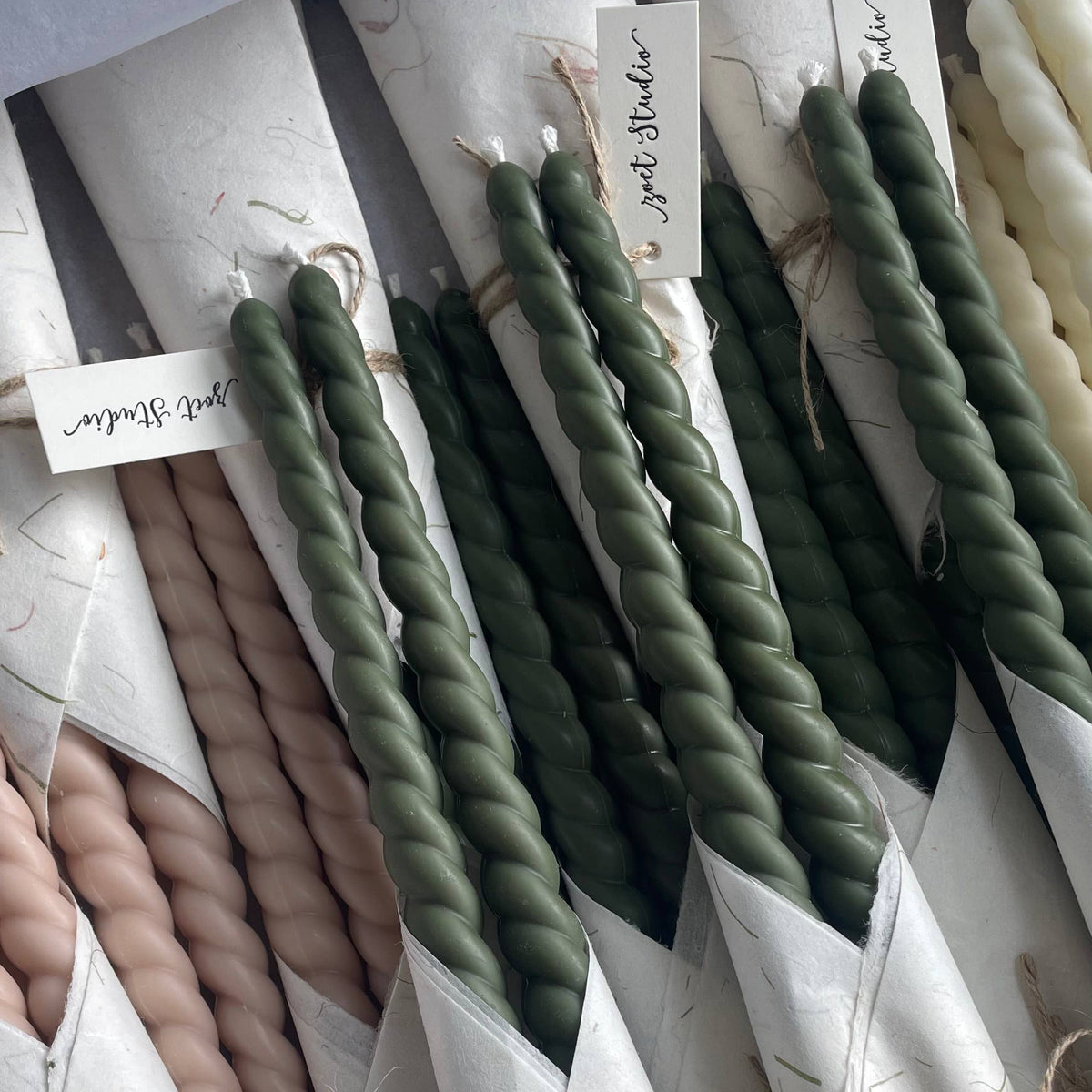 Ensemble de bougies torsadées